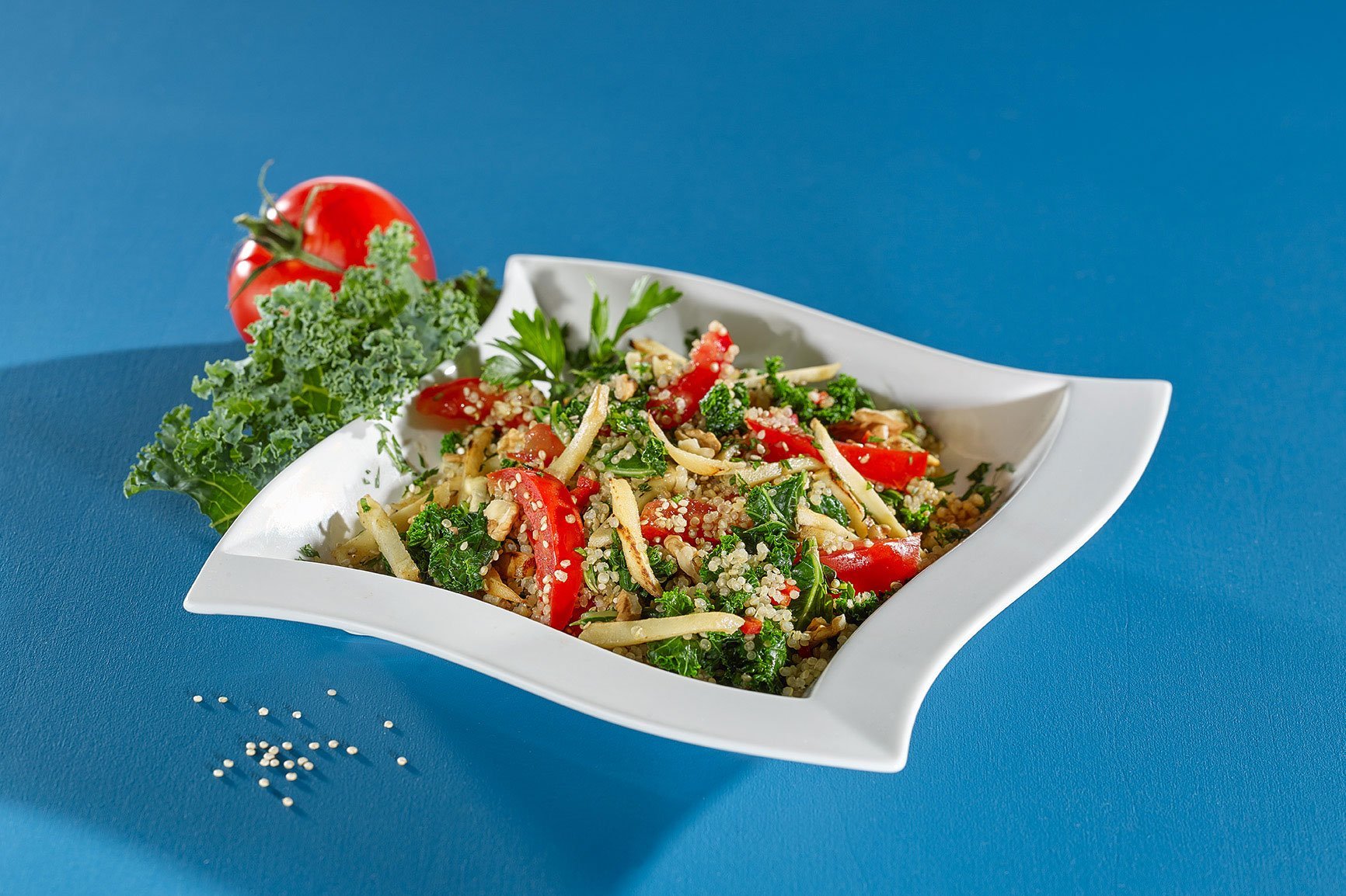 Pikanter Grünkohlsalat mit Quinoa