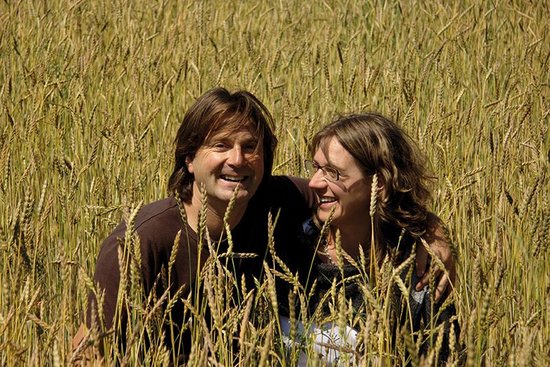Mann und Frau in einem Getreidefeld