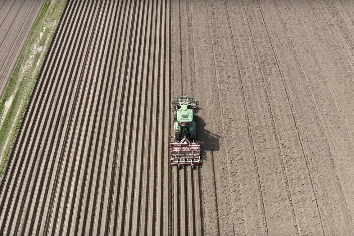 Traktor auf einem Feld