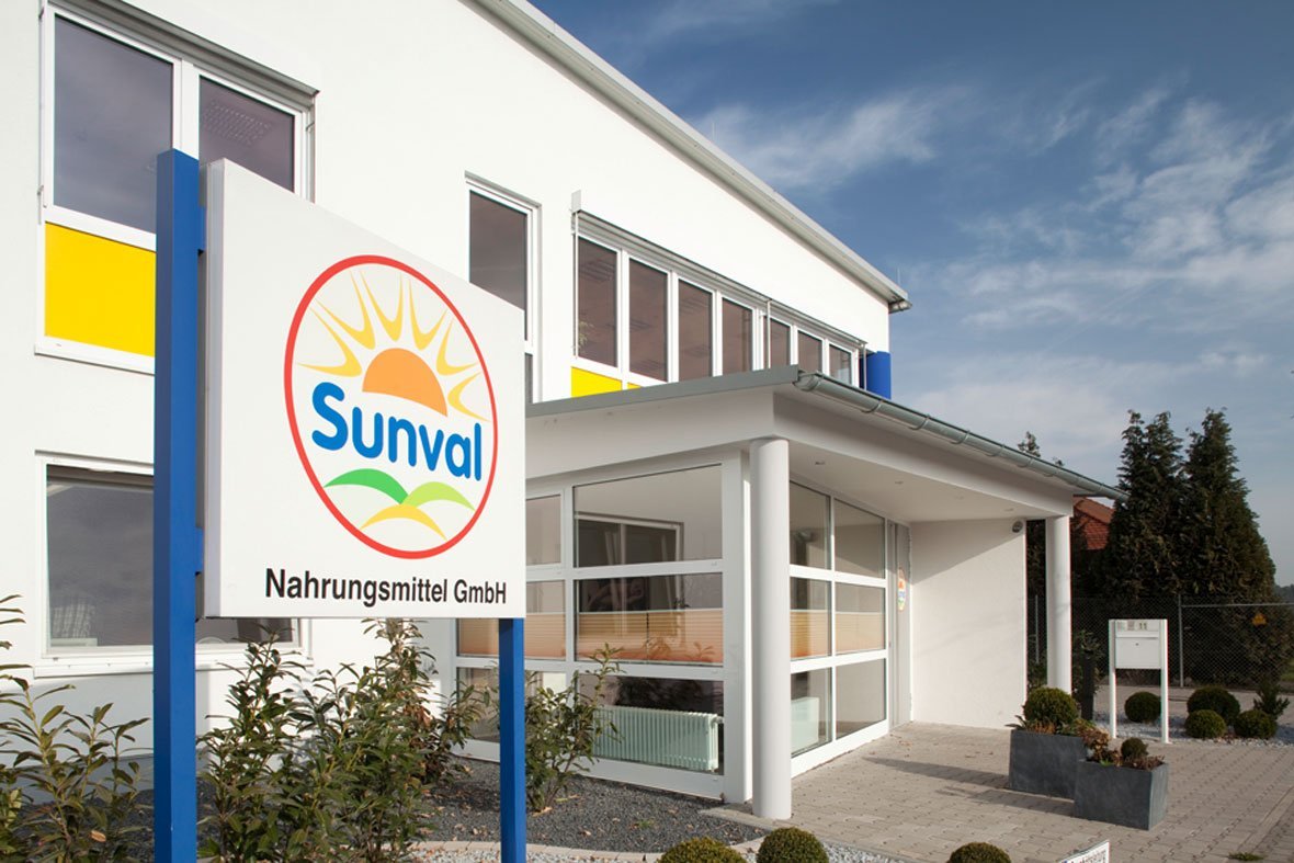 Gebäude der Sunval GmbH. Klick führt zu Großansicht in neuem Fenster.