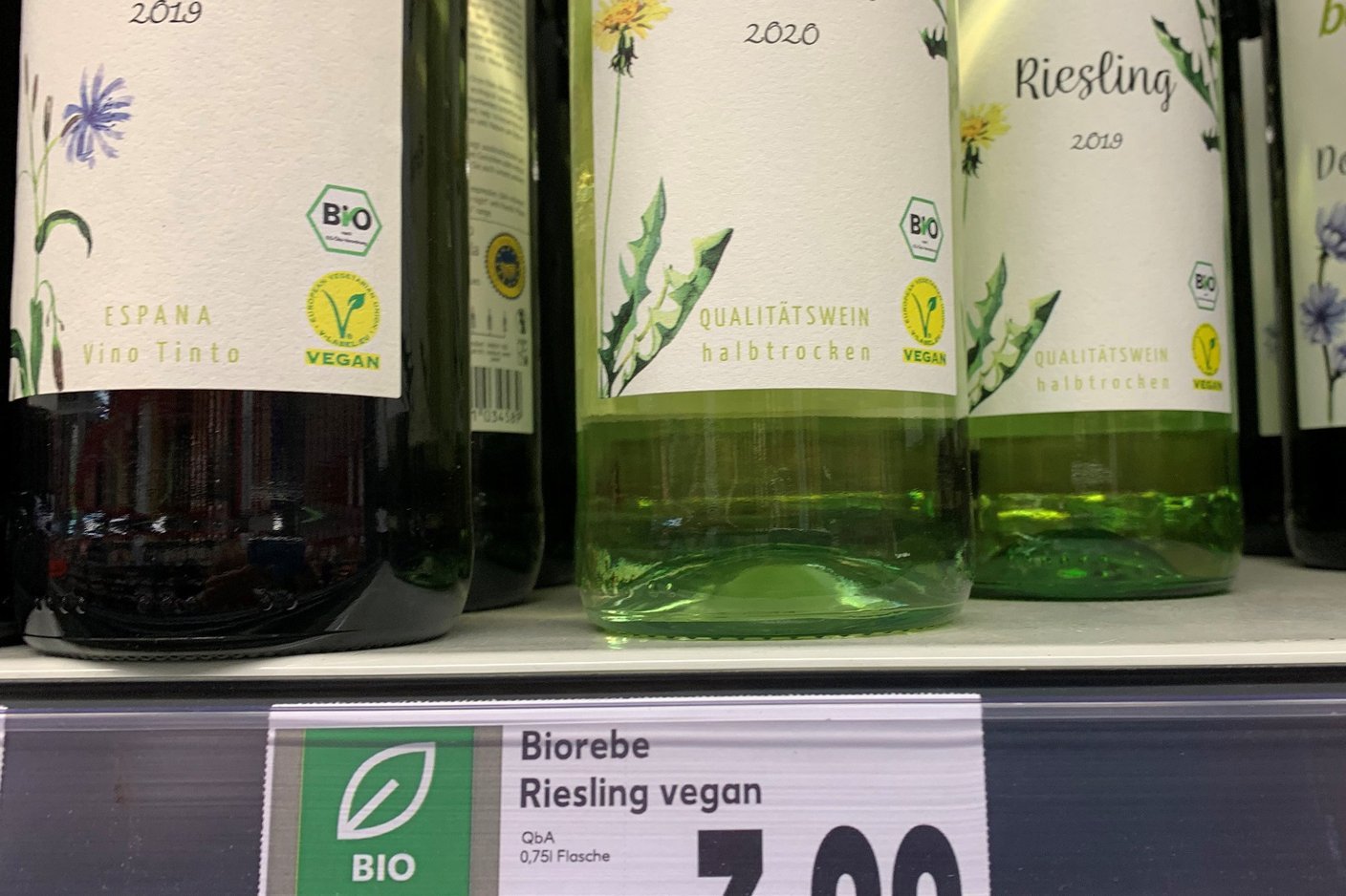 Veganer Bio-Wein im Supermarkt. Klick führt zu Großansicht im neuen Fenster.