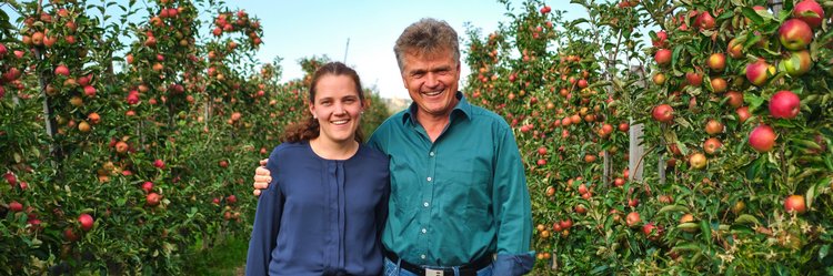 Jürgen und Marion zwischen Apfelbäumen