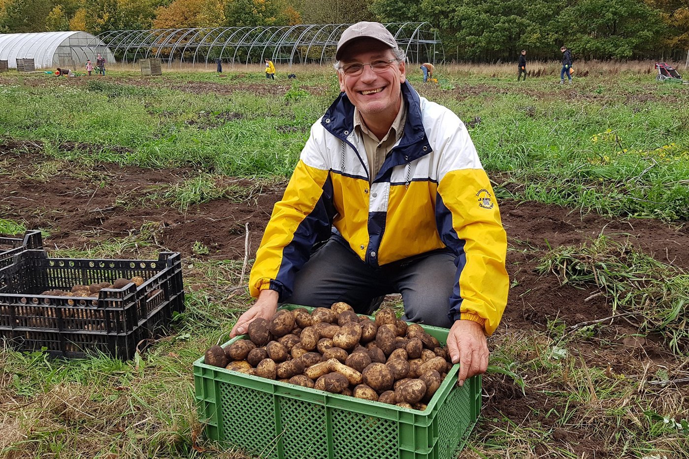 Mann bei der Kartoffelernte. Foto: Foto: SOLAWI Heidkoppelhof