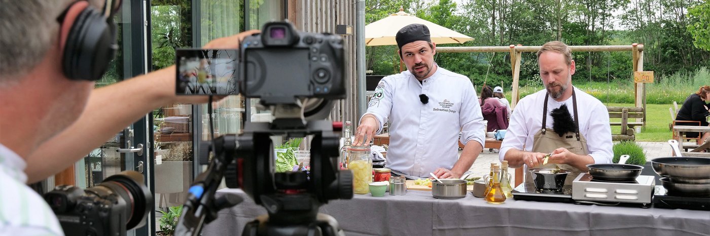 Kameramann filmt Koch beim Kochen.