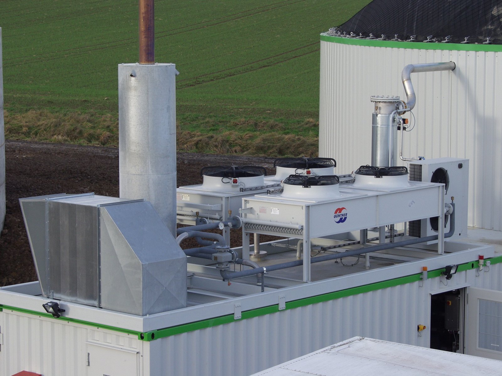 Notkühler auf dem Dach des BHKW einer Biogasanlage, Klick führt zu Großansicht im neuen Fenster