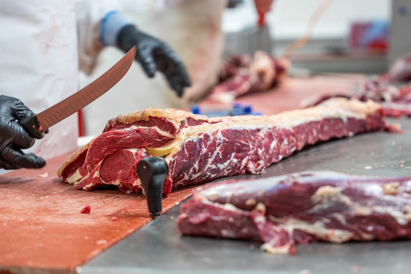 Fleisch, das professionell zerlegt wird. Foto: Fairfleisch
