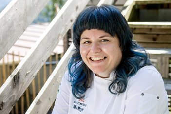 Porträt von Biospitzenköchin Nina Meyer in weißer Kochjacke. Klick führt zu Großansicht in neuem Fenster.