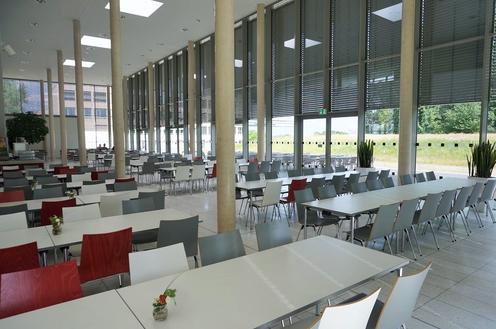 Großzügiger Speisesaal in der Mensa der Landesschulen NRW. Klick führt zu Großansicht im neuen Fenster.