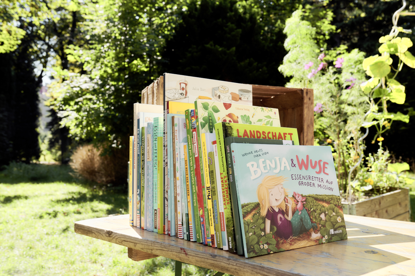 Kinderbücher auf einem Regalbrett im Freien