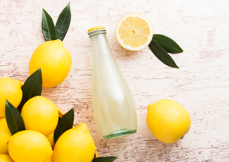 Zitronen und Limoflasche. Klick führt zu Großansicht im neuen Fenster
