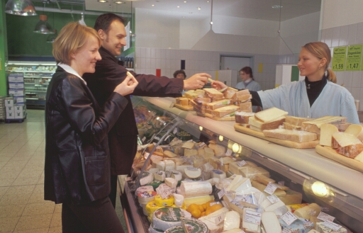 Kunden an Käsetheke, Klick führt zu Großversion im neuen Fenster