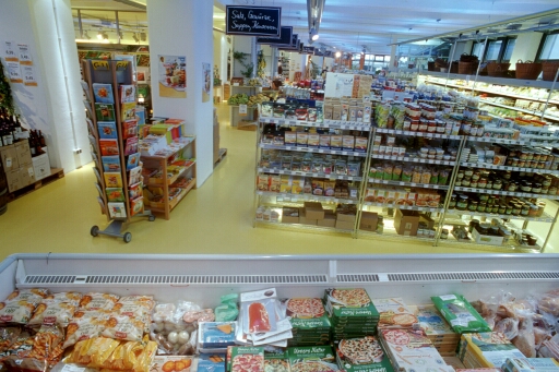 Verkaufsbereich eines Bio-Supermarktes, Klick führt zu Großansicht im neuen Fenster.